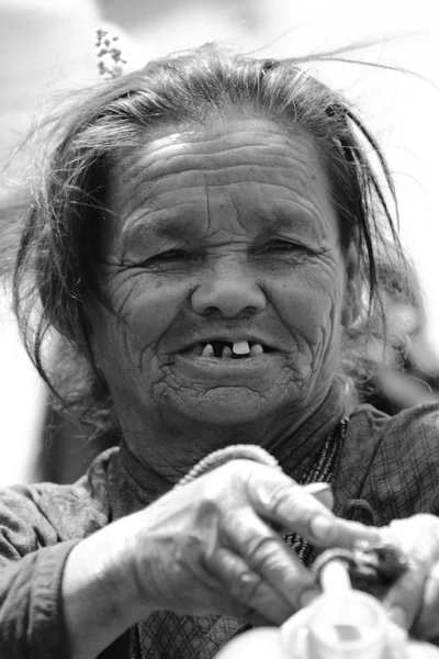 Stará žena z Nepálu — Stock fotografie