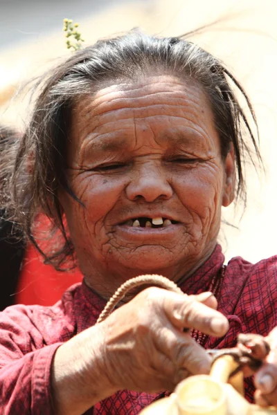 Alte Frau aus Nepal — Stockfoto