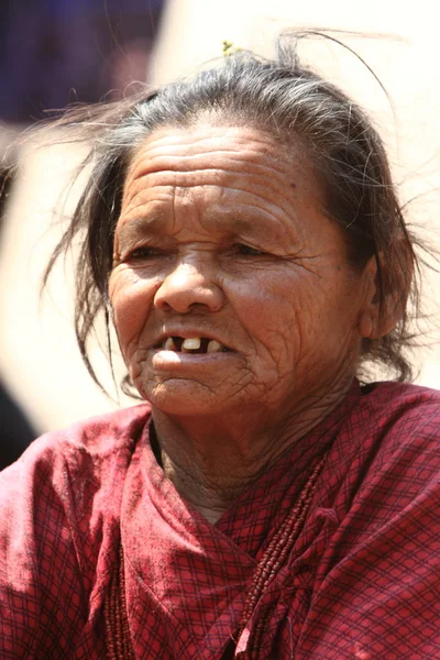 Oude vrouw uit nepal — Stockfoto