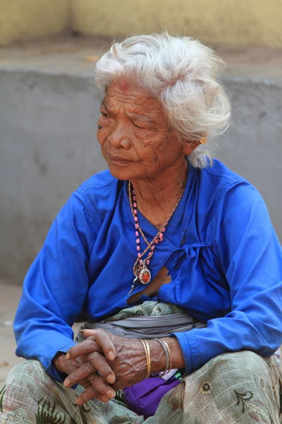 Oude vrouw uit nepal — Zdjęcie stockowe