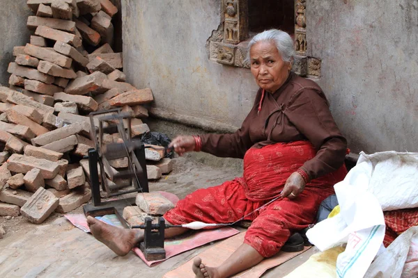 Zavallı yaşlı bir kadın iplik — Stok fotoğraf