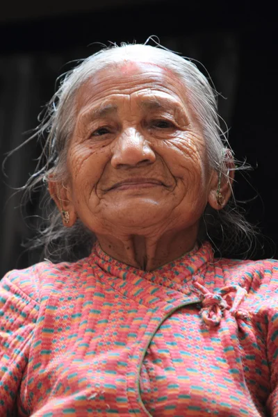 Ηλικιωμένη γυναίκα από το Νεπάλ — Φωτογραφία Αρχείου