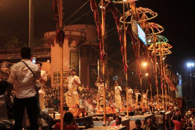 varanasi kutsal hindu törenle