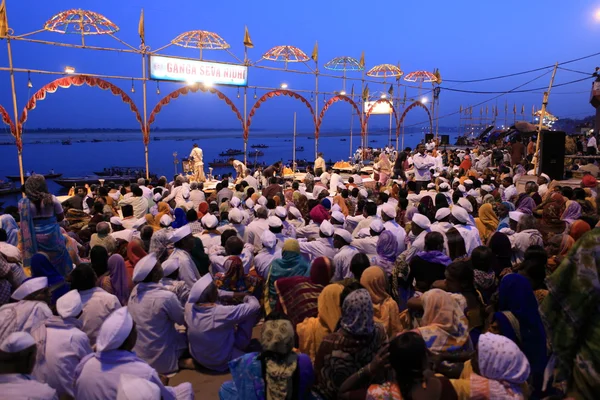 Varanasi kutsal hindu törenle — Stok fotoğraf