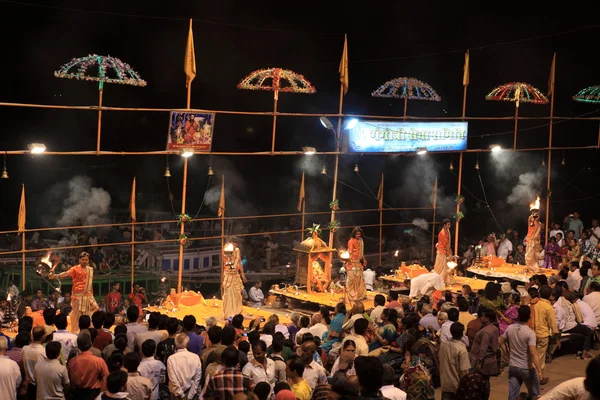 Varanasi kutsal hindu törenle — Stok fotoğraf