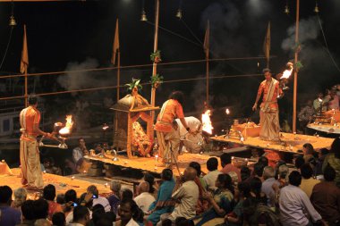 varanasi Hindistan'da hindu kutsal tören