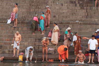 Hindistan'da varanasi nehir kutsal banyo