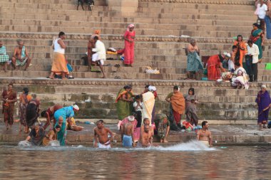 Hindistan'da varanasi nehir kutsal banyo