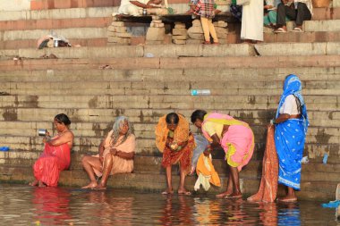 Hindistan'da varanasi nehir kutsal banyo