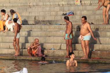 Hindistan'da varanasi nehir kutsal banyo