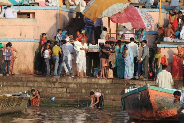 Świętej kąpieli w rzece varanasi w Indiach — Zdjęcie stockowe