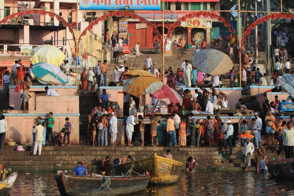 Святая баня в реке Варанаси в Индии — стоковое фото