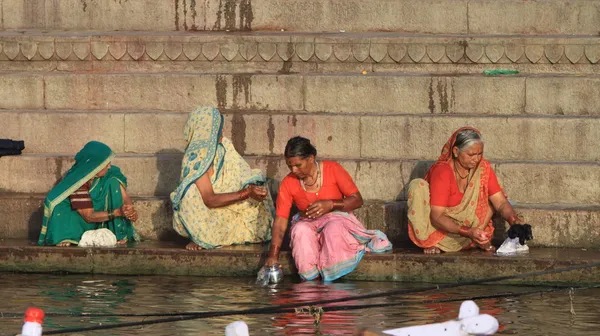 Il bagno sacro nel fiume di varanasi in India — Foto Stock