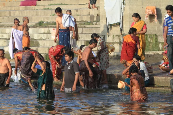 Il bagno sacro nel fiume di varanasi in India — Foto Stock