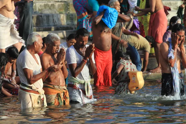 Świętej kąpieli w rzece varanasi w Indiach — Zdjęcie stockowe