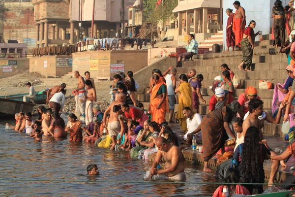 O banho sagrado no rio de varanasi na Índia — Fotografia de Stock