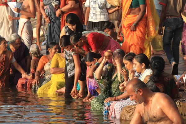 O banho sagrado no rio de varanasi na Índia — Fotografia de Stock