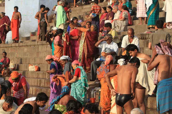 El baño sagrado en el río de varanasi en la India —  Fotos de Stock
