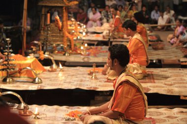 varanasi Hindistan'da hindu kutsal tören