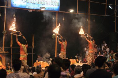 varanasi Hindistan'da hindu kutsal tören