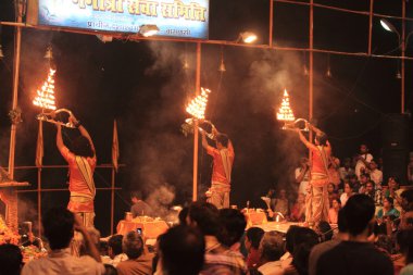 varanasi Hindistan'da hindu kutsal tören