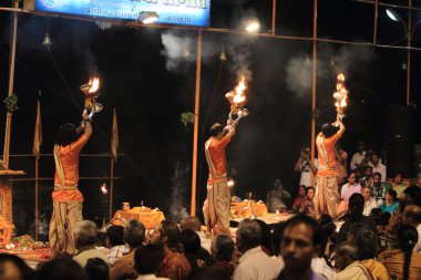 varanasi Hindistan'da hindu kutsal tören