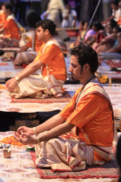 Heilige hindoe ceremonie in varanasi, india — Stockfoto