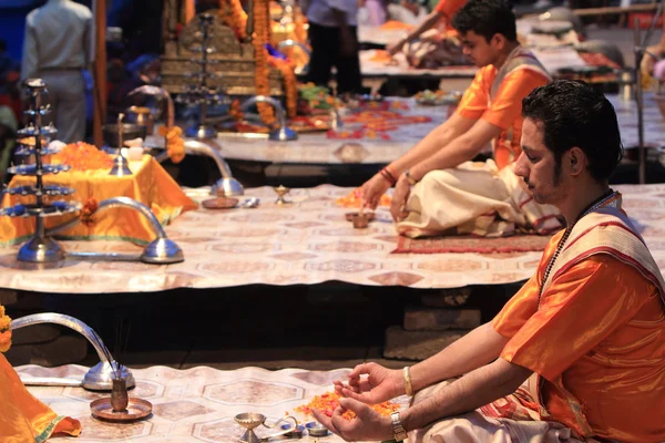 Holy Hindu Ceremony in Varanasi India — Stock Photo, Image