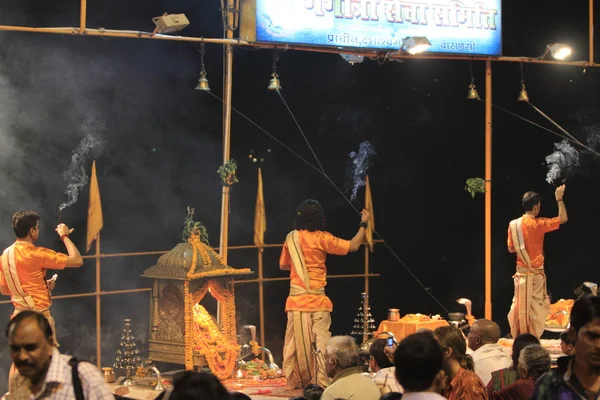 Heilige hindoe ceremonie in varanasi, india — Stockfoto