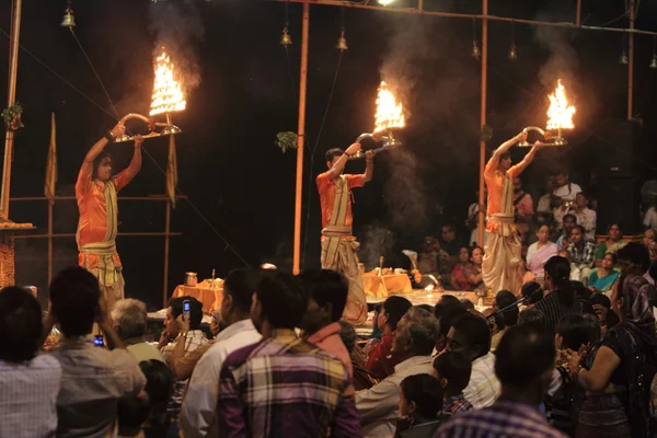 Heilige hindoe ceremonie in varanasi, india — Stockfoto
