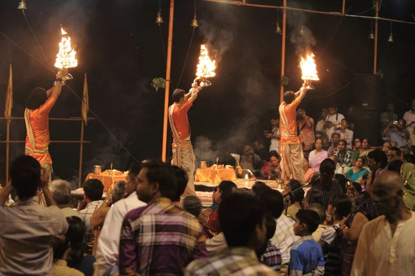 Varanasi Hindistan'da hindu kutsal tören — Stok fotoğraf