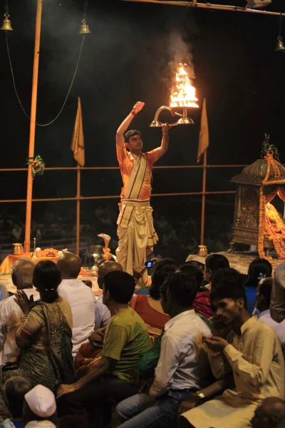 Heilige hindoe ceremonie in varanasi, india — Stockfoto