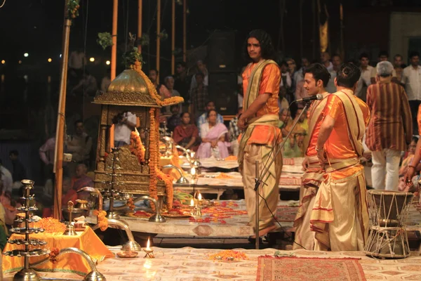 Varanasi Hindistan'da hindu kutsal tören — Stok fotoğraf