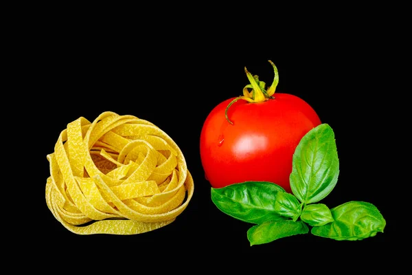 Tomaten Pasta Und Basilikum Auf Schwarzem Hintergrund — Stockfoto