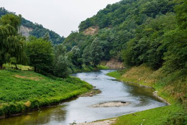Ulusal parkın manzarası Romanya 'da Valea Cernei' yi dolaştırdı