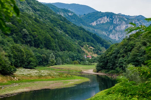 Ulusal parkın manzarası Romanya 'da Valea Cernei' yi dolaştırdı