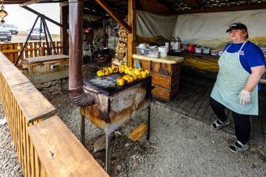 Romanya 'nın Karpat Dağları' ndaki Transalpine yolunda küçük bir restoran, Ağustos 06, 2021