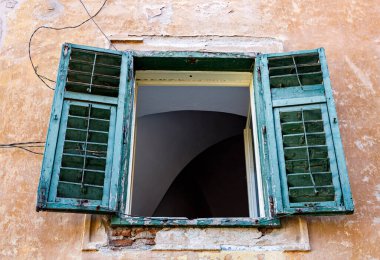 Açık panjurlu bir Pencere 