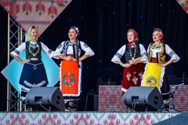 Romanya 'nın Sibiu kentinde 7 Ağustos 2021' de düzenlenen folklor festivalinde, folklorik kıyafetli Romen Halkı