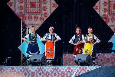 Romanya 'nın Sibiu kentinde 7 Ağustos 2021' de düzenlenen folklor festivalinde, folklorik kıyafetli Romen Halkı