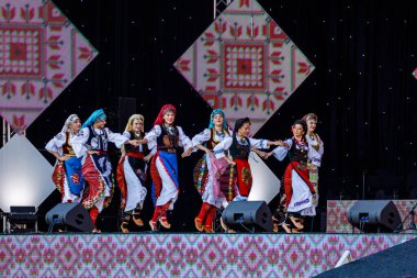 Romanya 'nın Sibiu kentinde 7 Ağustos 2021' de düzenlenen folklor festivalinde, folklorik kıyafetli Romen Halkı