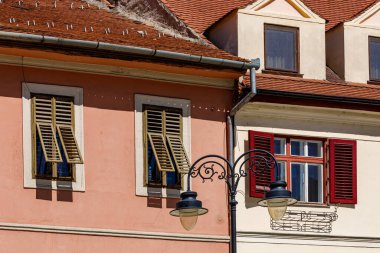Açık panjurlu bir Pencere