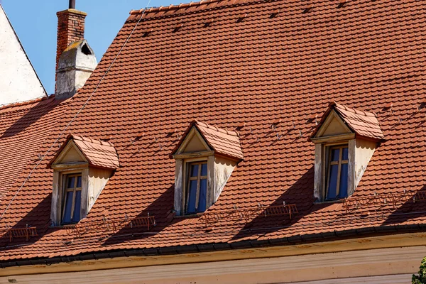 Střecha Okny Komínem — Stock fotografie