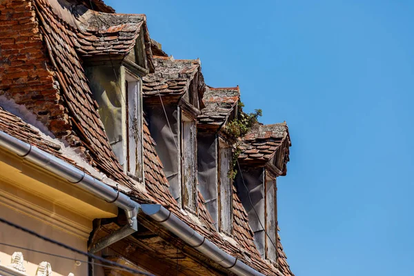 Ein Dach Mit Fenstern Und Schornstein — Stockfoto