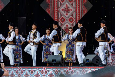 Romanya 'nın Sibiu kentinde 7 Ağustos 2021' de düzenlenen folklor festivalinde, folklorik kıyafetli Romen Halkı
