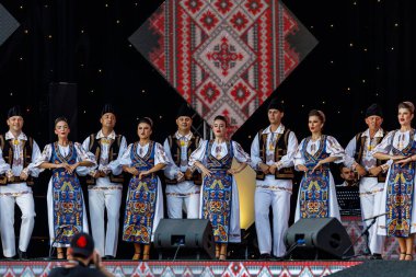 Romanya 'nın Sibiu kentinde 7 Ağustos 2021' de düzenlenen folklor festivalinde, folklorik kıyafetli Romen Halkı