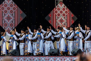 Romanya 'nın Sibiu kentinde 7 Ağustos 2021' de düzenlenen folklor festivalinde, folklorik kıyafetli Romen Halkı