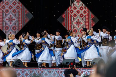 Romanya 'nın Sibiu kentinde 7 Ağustos 2021' de düzenlenen folklor festivalinde, folklorik kıyafetli Romen Halkı