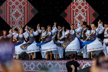 Romanya 'nın Sibiu kentinde 7 Ağustos 2021' de düzenlenen folklor festivalinde, folklorik kıyafetli Romen Halkı