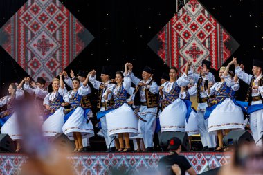 Romanya 'nın Sibiu kentinde 7 Ağustos 2021' de düzenlenen folklor festivalinde, folklorik kıyafetli Romen Halkı